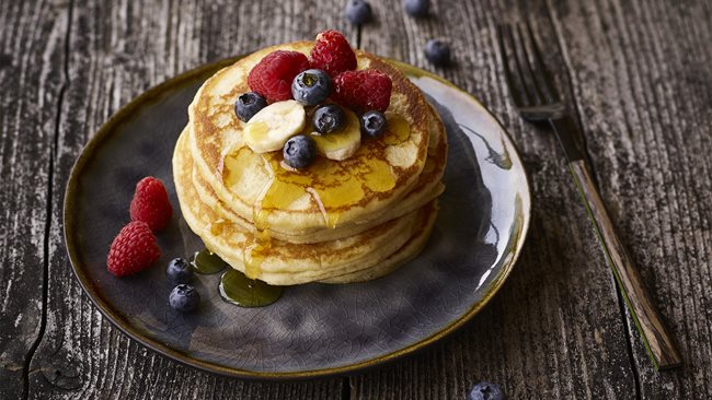 pancakes-met-maple-syrup-en-fruit